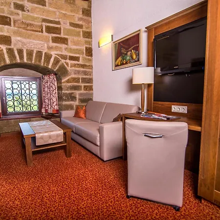 Burg 3*